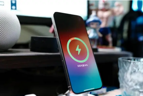 莲湖苹果15换屏服务分享用什么充电器给iPhone15充电更好 